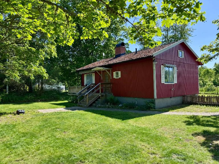 Vacation villa with fenced yard - B&B Blomstermåla