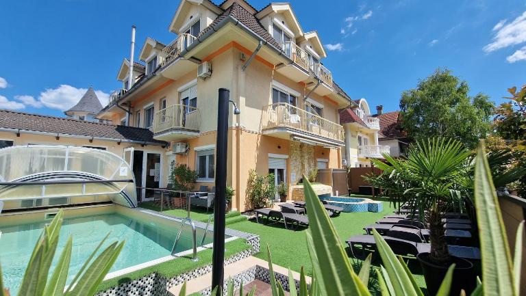 Napsugár Apartmanház - B&B Siófok