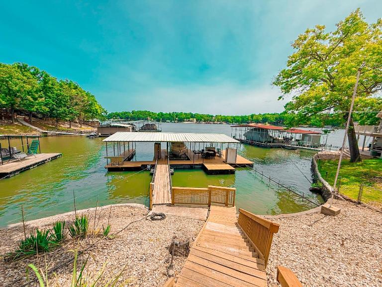 Landing on Lake Time-Lakefront 4BD2BADockDeck - B&B Gravois Mills