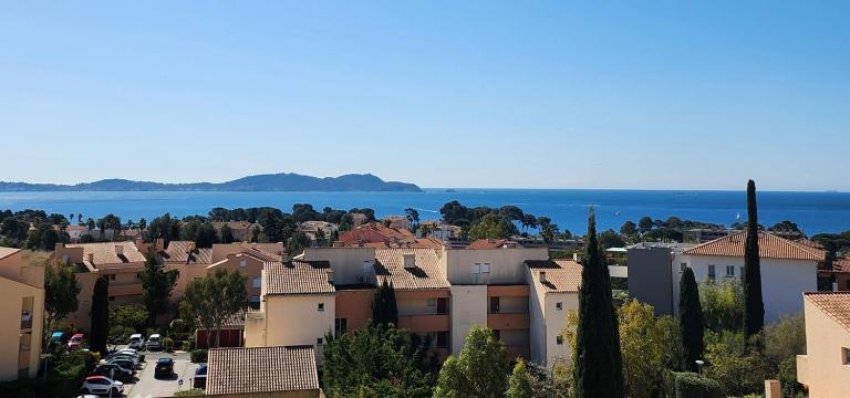 Charmant duplex vue mer panoramique sur le Golfe de Giens avec piscine - Bed and Breakfast Carqueiranne