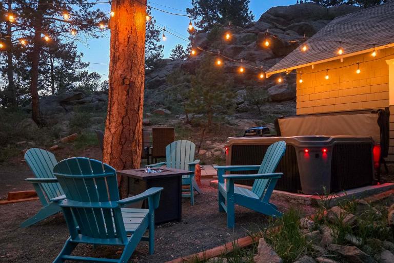 Steps to Estes Lake: Mtn-View Hideaway w/ Hot Tub! - Bed and Breakfast Estes Park