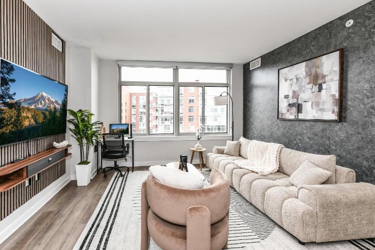 Stylish 2BR Retreat Gym Parkng and Scenic Rooftop - B&B Arlington