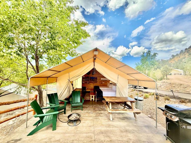 Glamping Tent #4 with Heat AC and Private Bath - B&B Orderville