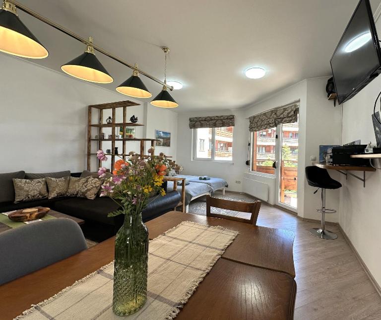 Cosy 2-bedroom apartment near the ski road Bansko - Chambres d'hôtes Bansko