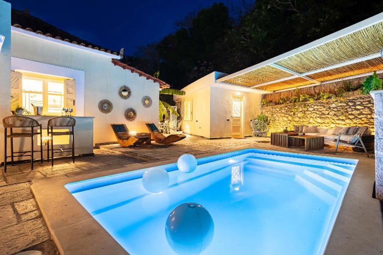 The Secret Garden - Courtyard & Private Pool Villa - Bed and Breakfast Kalamata