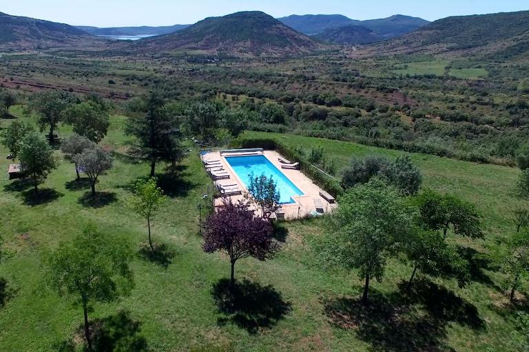 Gite Bergerie Piscine avec vue panoramique sur le Lac du Salagou - Bed and Breakfast Le Puech