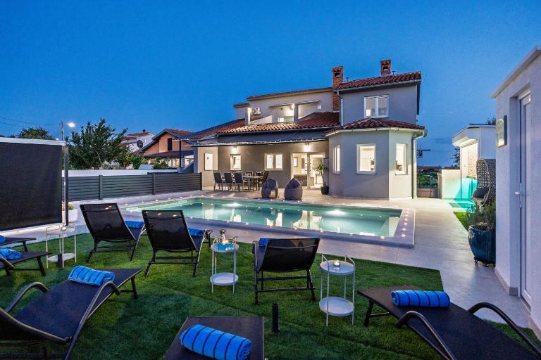 Villa Spa Otium for 8 people with 32 m2 heated pool, outdoor cinema, kids playground & spa area - Chambres d'hôtes Loborika