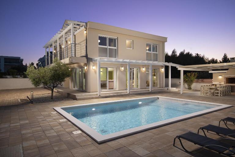 Villa OLIVIA - new and modern house with pool, souna, jacuzzi & playground, Ližnjan - Istra - B&B Ližnjan