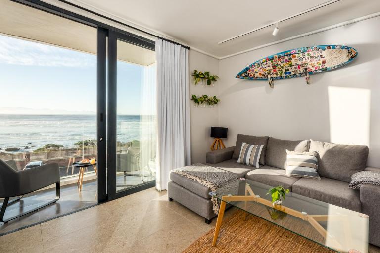 Wavescapes - Surfers paradise - B&B Muizenberg