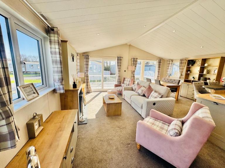 The Pink Lady with games table - Bed and Breakfast Walton-on-the-Naze
