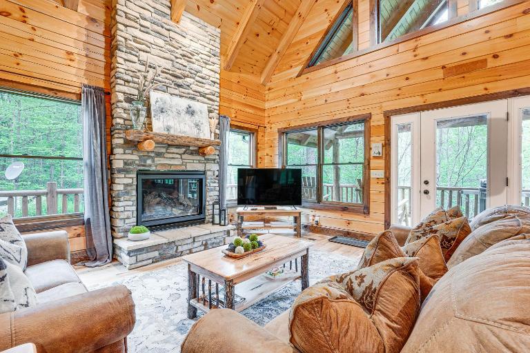 15 Mi to Hocking Hills: Secluded Cabin w/ Hot Tub - Bed and Breakfast Logan