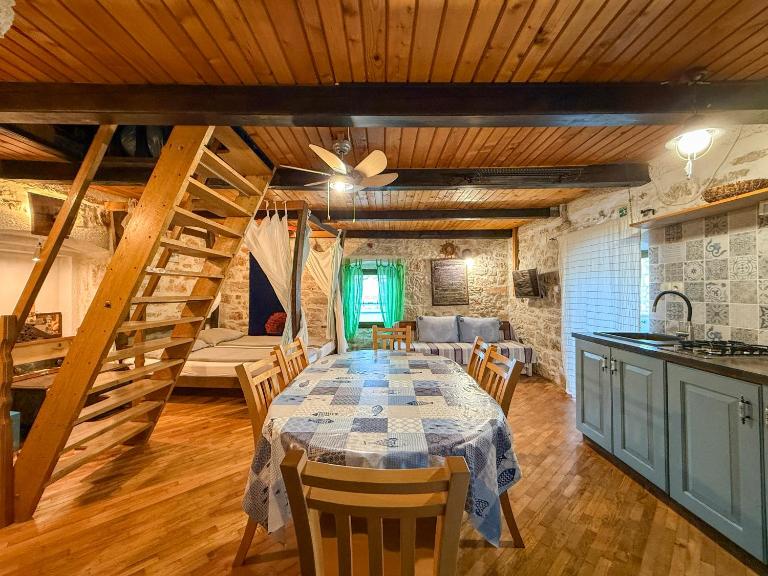 Voltera Apartments in Betina Old Town, with Parking Nearby - B&B Betina