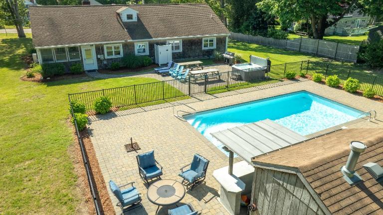 Sleeps 14 Home w Pool Great for Families - Chambres d'hôtes Harwich