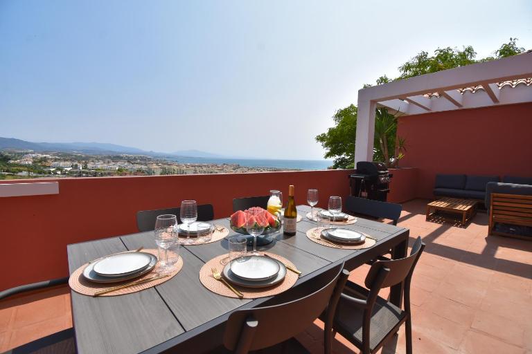 The Coral Breeze - Top Floor Apartment with Spectacular Views - Bed and Breakfast Manilva