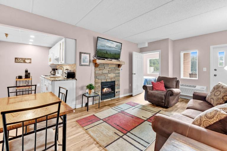 Trendy 2 BDR Condo with Pool & Hot Tub Near Downtown - Bed and Breakfast Gatlinburg