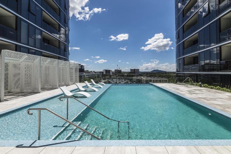 Lovely Sunny 2-bedroom Apartment with Pool and Gym - Chambres d'hôtes Phillip