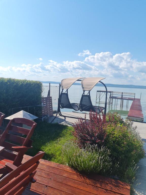 Flamingó Apartman - B&B Balatonszárszó