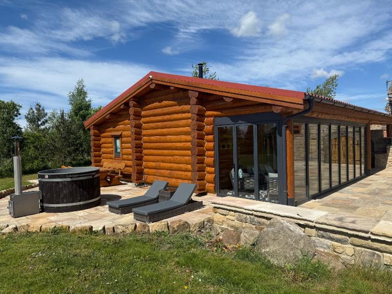 Entire Luxury Log Cabin Sleeps 6 with Private Hot Tub & Scenic Views near Durham & Bishop Auckland - B&B Durham