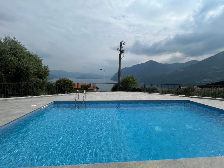 Appartamento Valentina piscina e vista lago - Ferienwohnung Riva di Solto