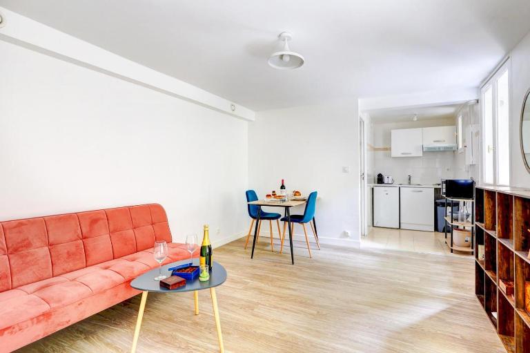 TBS 331 - Charming apartment in Ivry - B&B Ivry sobre Sena