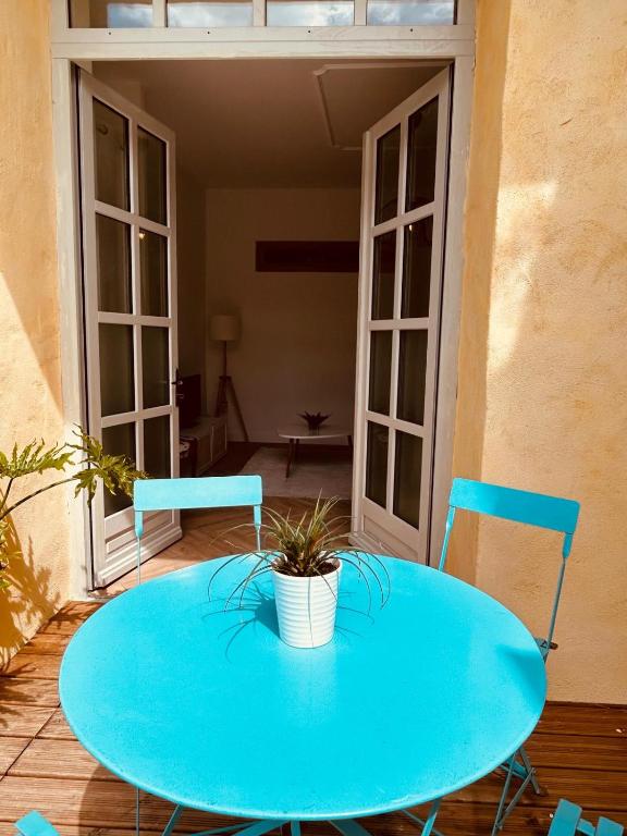 Appartement 2 chambres avec terrasse dans une cour privée - Bed and Breakfast Avignon