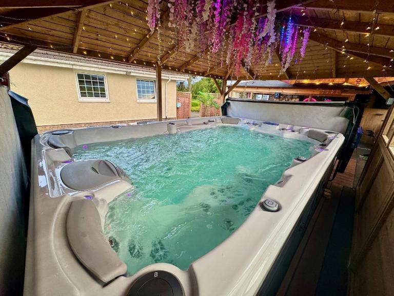 FINN VILLAGE "Mountain View Cottage" Private Garden, 9-seater HOT TUB, Firepit & Pizza Stove - B&B Drymen