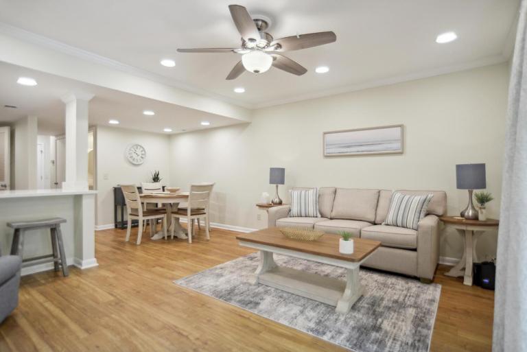 Beachy & Beautiful Renovated Villa Just Steps from the Ocean - B&B Hilton Head