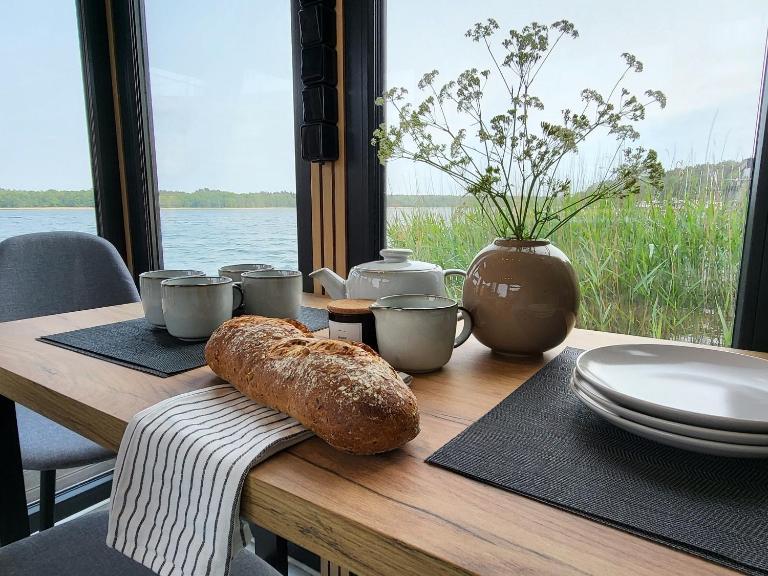 Houseboat SeeSea Mazury - Domek na wodzie Bogaczewo k Giżycka - Ferienwohnung Bogaczewo