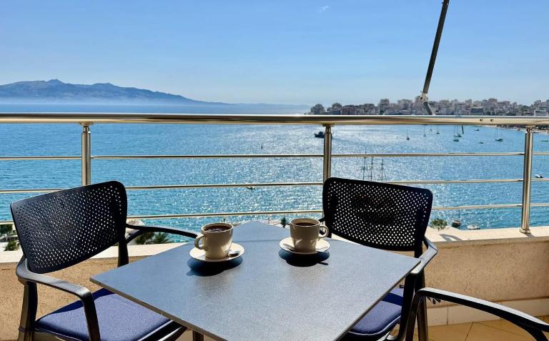 Two Worlds Sea View Apartment - Bed and Breakfast Sarandë