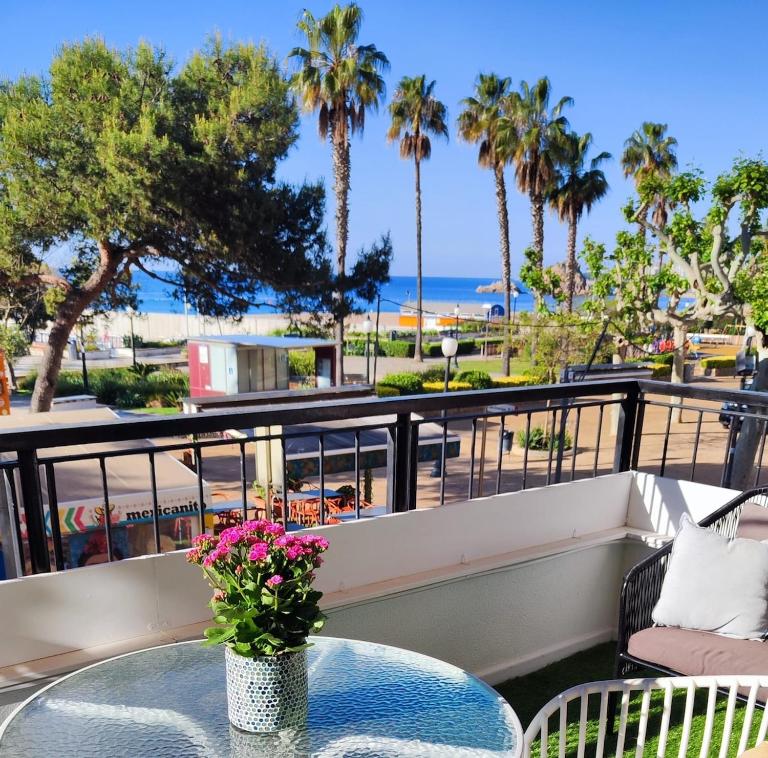 SeaHomes Vacations - Seafront Mediterranean Ap & PKG - Chambres d'hôtes Blanes
