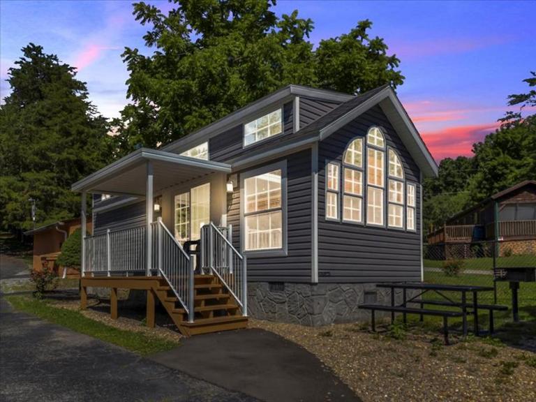 Lovely 1BR Cottage with Loft - Ferienwohnung Pigeon Forge