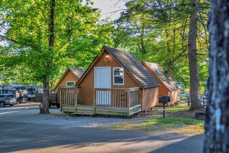 Rustic Cabin Getaway - Bed and Breakfast Pigeon Forge