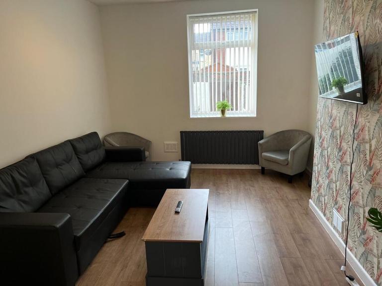 Spacious, Modern 4BR House, LFC, Free Parking - B&B Liverpool