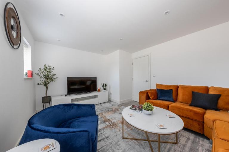 CONTRACTORS FAVOURITE, LUXURY LIVING, LARGE PREMIUM HOUSE, NEWLY BUILT, FREE PARKING FOR UP TO 4 VEHICLES, GREAT ACCESS TO CENTRAL LUTON & THE M1 and A6 - Ferienwohnung Luton