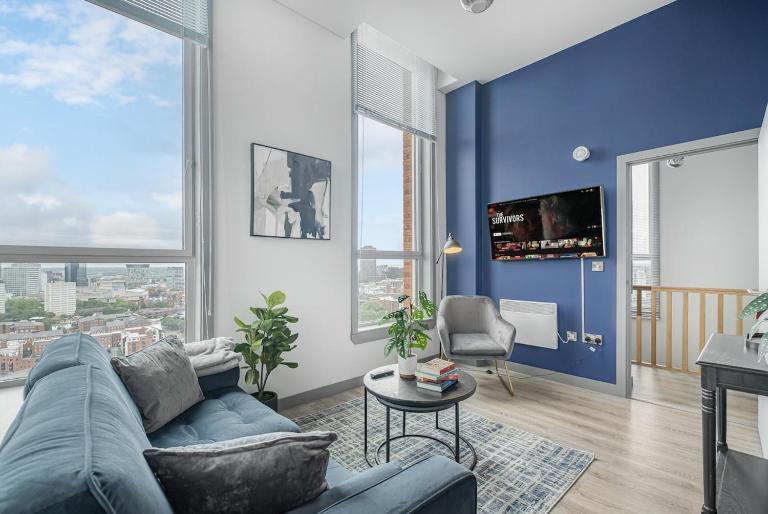Skyline Views 3BR Duplex Penthouse with Balcony - Brand New - B&B Birmingham
