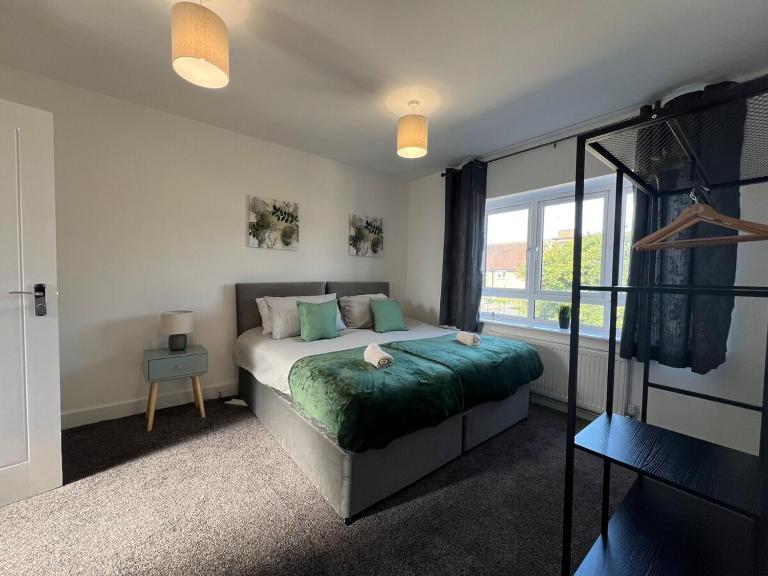 Perfect Contractor house-3 free parking space-EV charging-Secure-Quiet-Modern - B&B Cheshunt