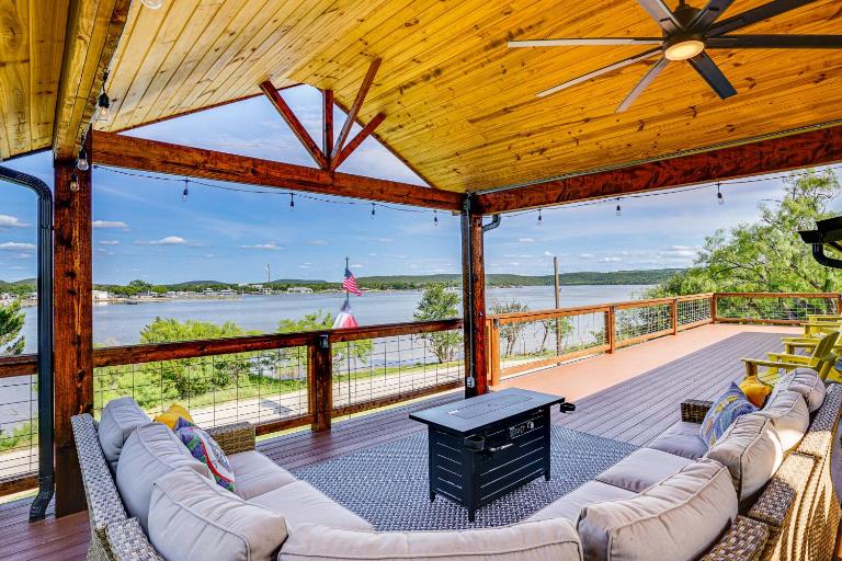 Lake View + Huge Deck: Cozy Possum Kingdom Retreat - B&B Graham