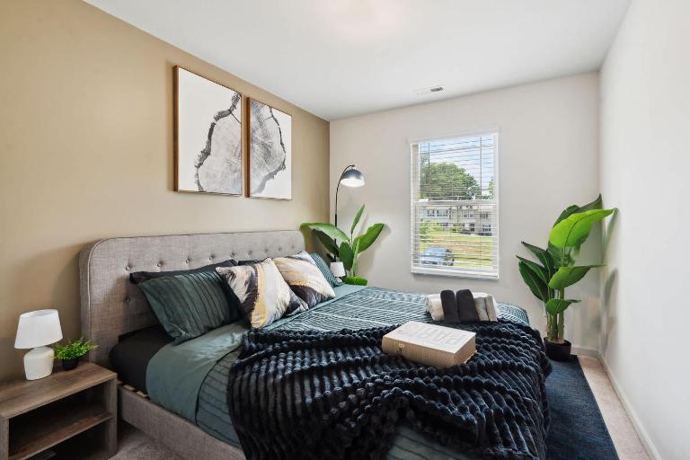Upscale King 3BR Townhouse Mins to Cary & NC State - B&B Raleigh