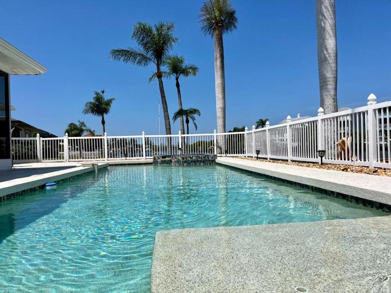 Pets, Plunges & Peace on the Gulf of Mexico - Ferienwohnung Nokomis