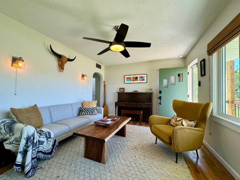 Cozy Whole Home Mid-Century Hideaway - B&B Cody