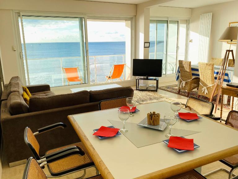 Appartement Élegant avec Balcon, Garage et WiFi en Bord de Mer - FR-1-92-889 - B&B Les Sables-d'Olonne