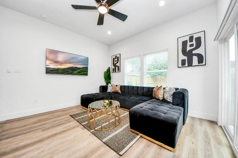 NEW! The Brandōn - Upscale Manor - Garage - Near Medical Center & NRG - B&B Houston