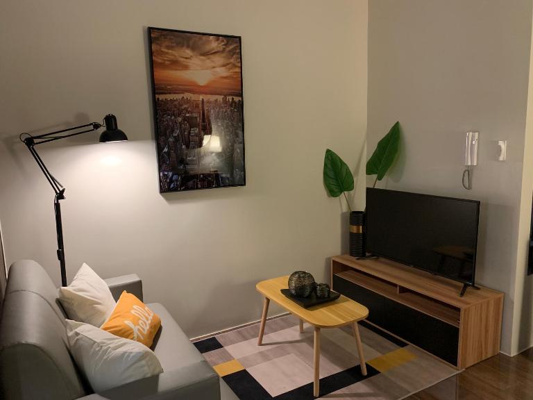 Makati City Ayala Ave Extension Condo with Fast Internet - Ferienwohnung Manila