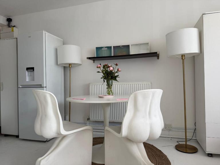 LUXURY studio with own entrance minutes from primrose hill,camden market, canal and Roundhouse - B&B Londra
