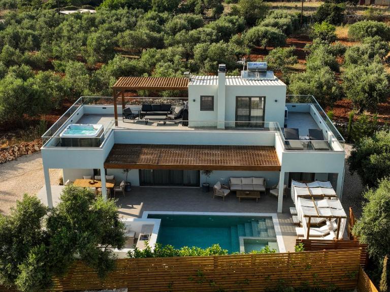 Villa Mourelo luxury villa in chania with private pool jacuzzi - Ferienwohnung Chania
