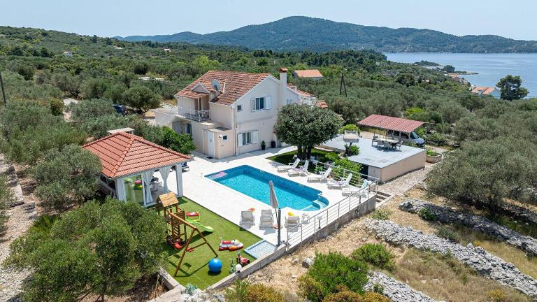 Holiday house with Pool Villa Maja - B&B Vela Luka