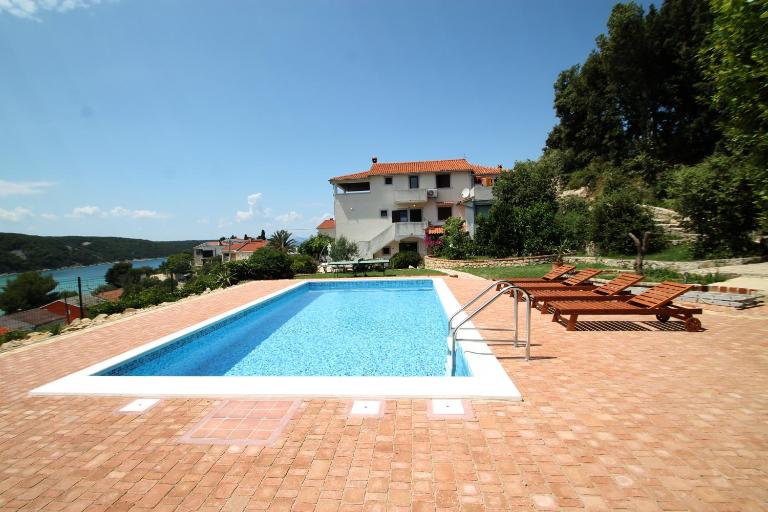 Apartment with a spacious garden and pool - B&B Rab