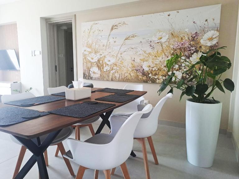 Sea View Floral Suite - 2 bedroom - Ferienwohnung Larnaka