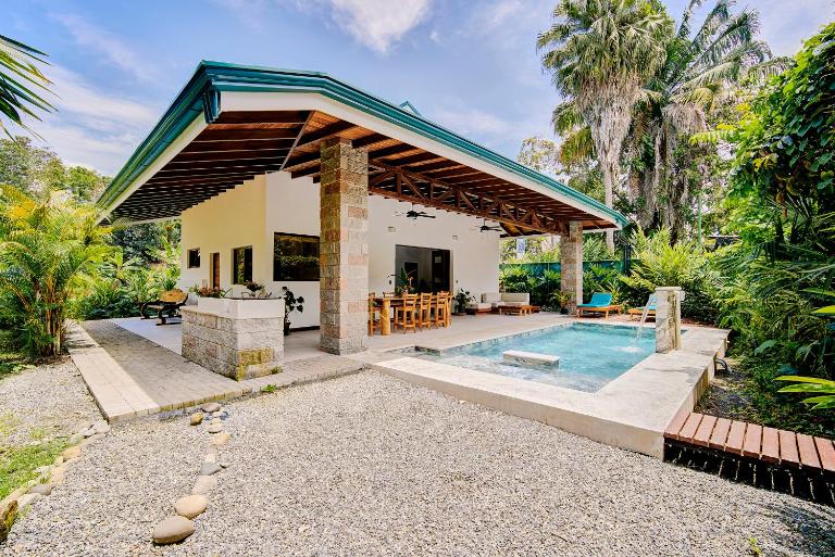 Casa violeta modern villa pool steps from the beach - B&B Talamanca