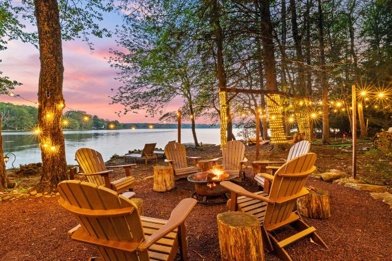 Lakehouse with Boats, MiniGolf, Sauna, HotTub, Swings and Playground! - B&B Pocono Summit